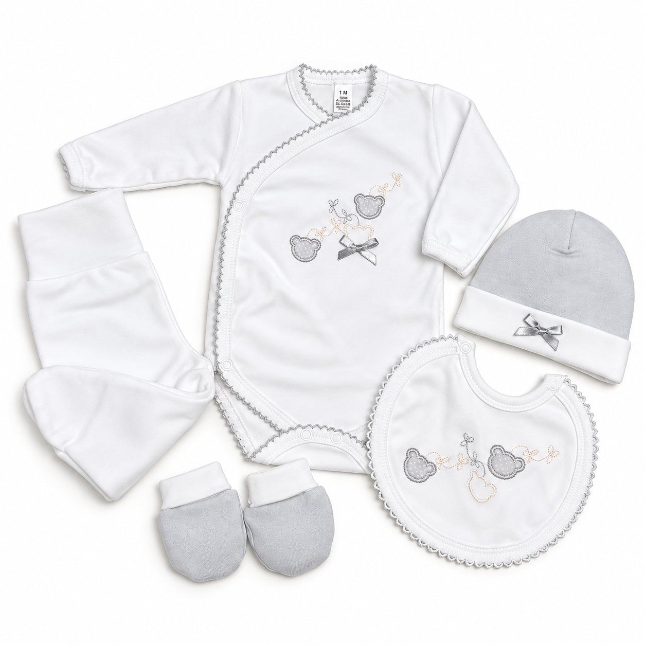 Conjunto de bebé branco com body, meia calça, babete, gorro cinza e luvas, bordados com ursinho e laço.
