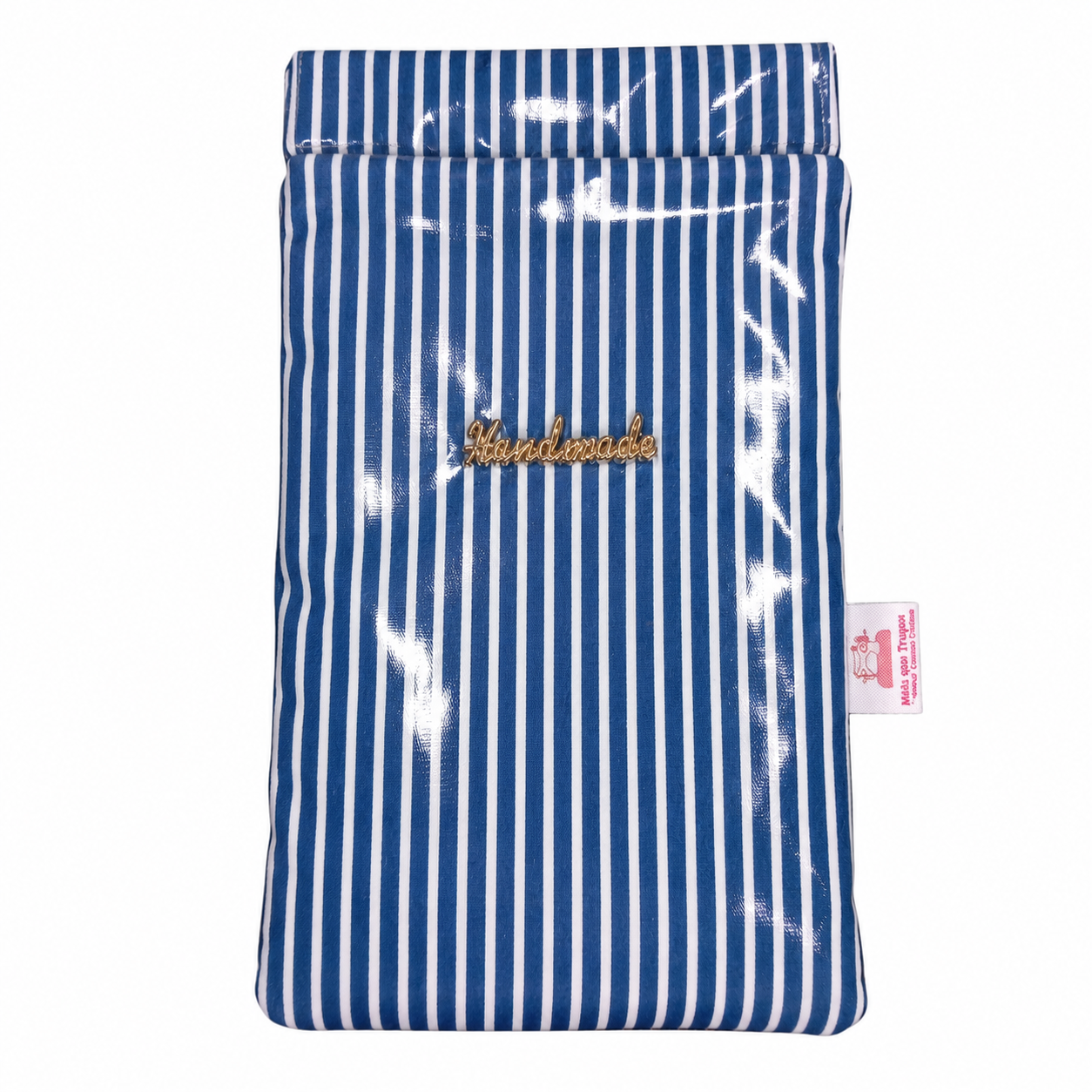 Estojo retangular azul e branco com riscas verticais, etiqueta “Handmade” .