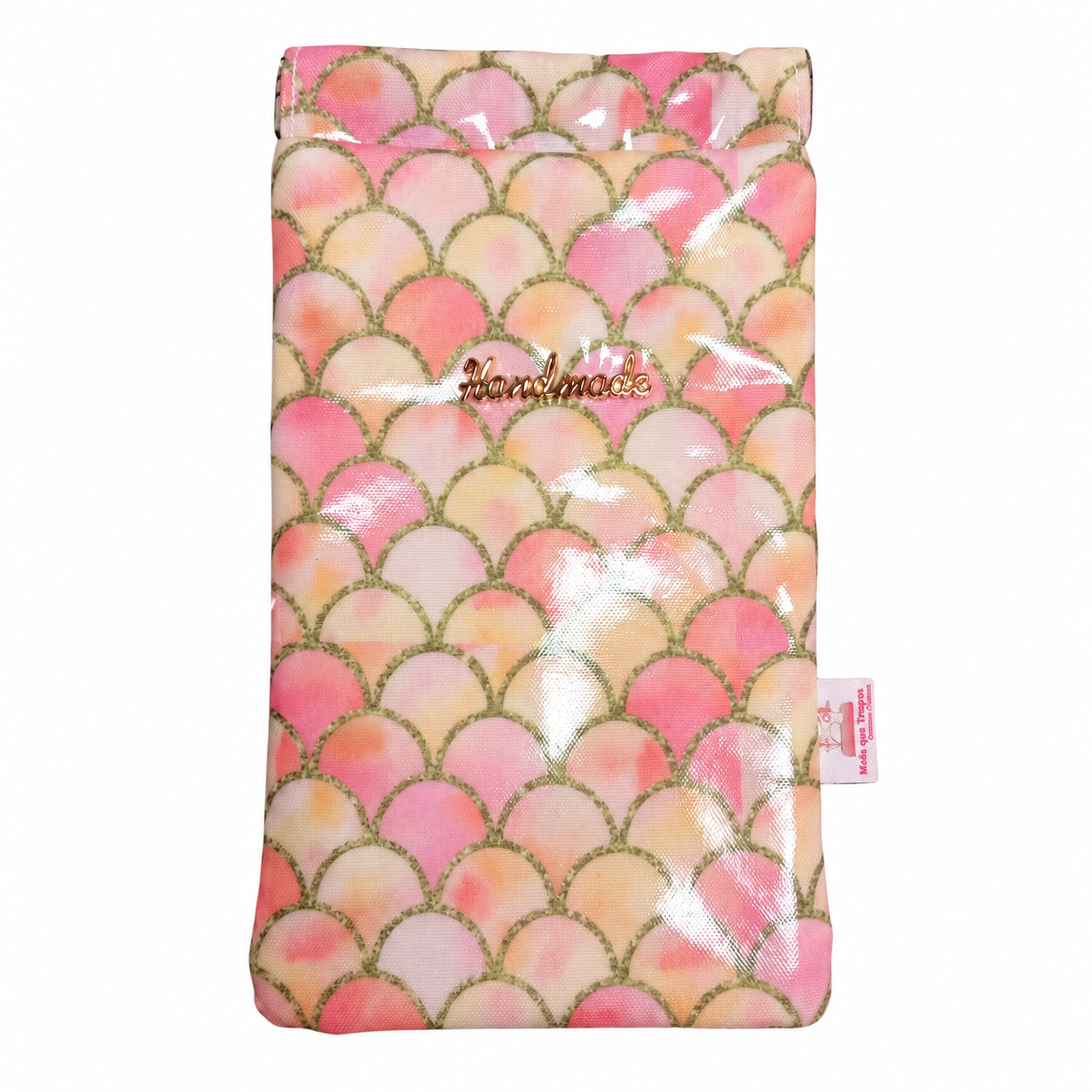 Bolsa de tecido plastificado com padrão de escamas.