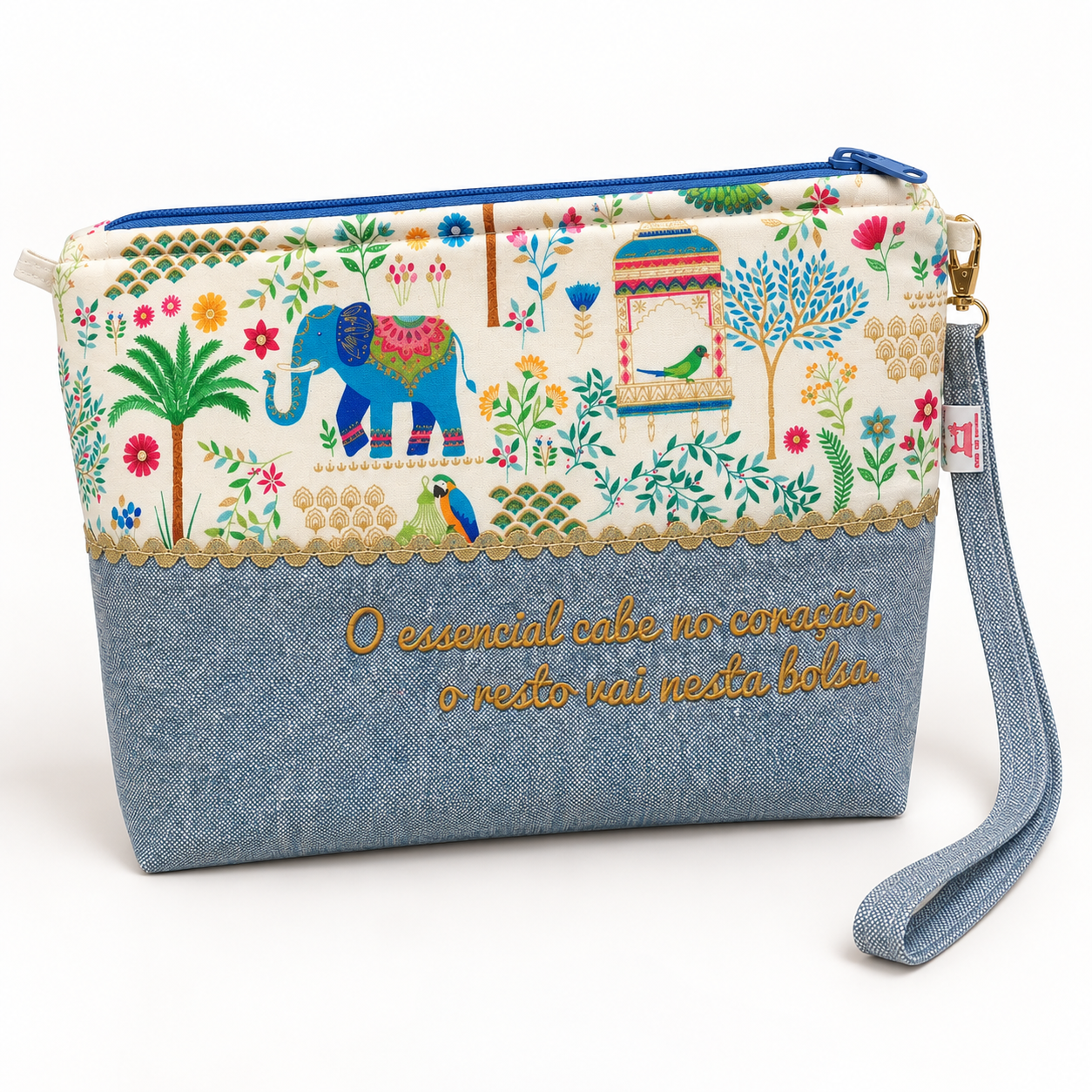 Bolsa azul com pega de mão, estampa colorida de elefante e texto bordado.