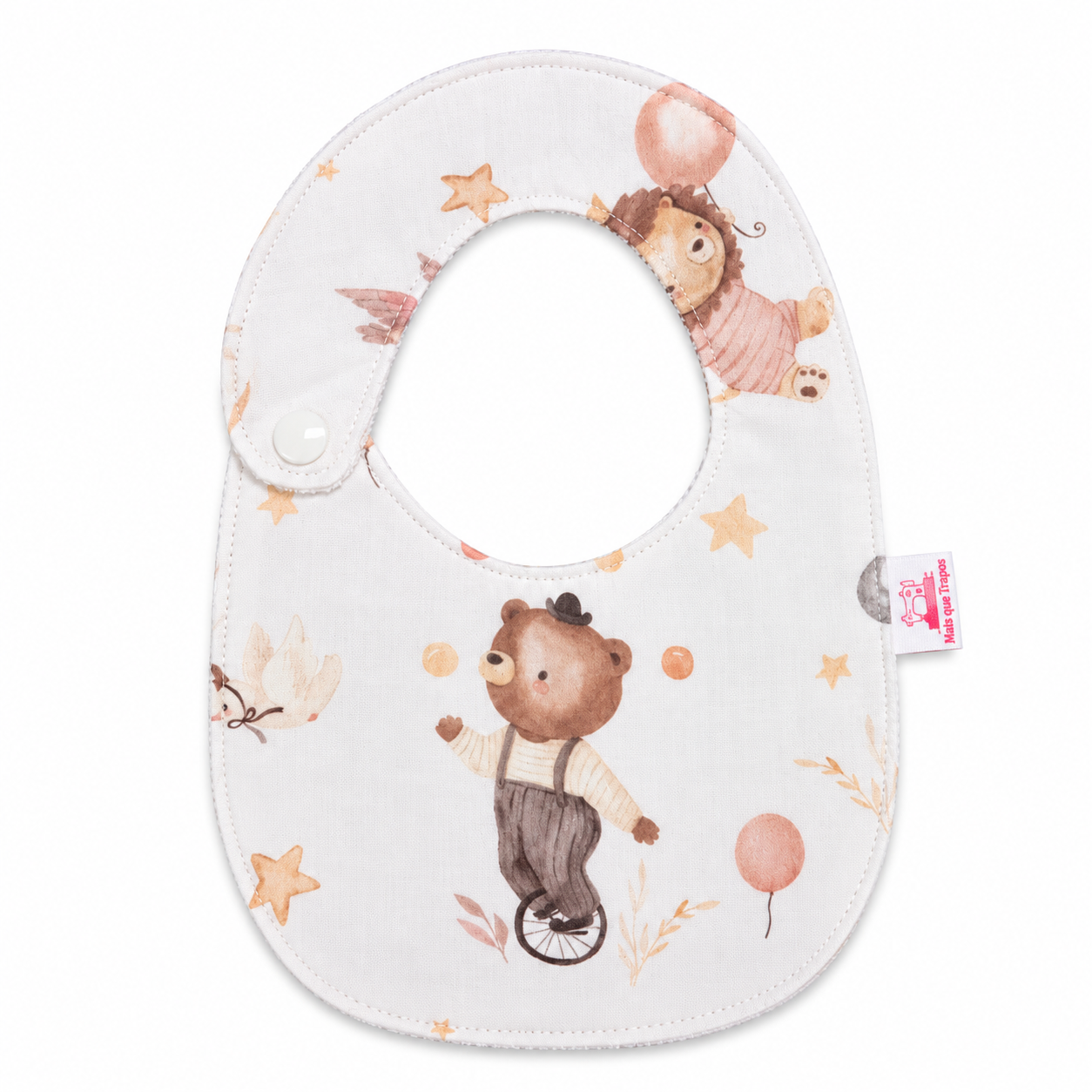 Babete branco com ilustrações de urso, balões, estrelas e lua, com botão de pressão lateral.