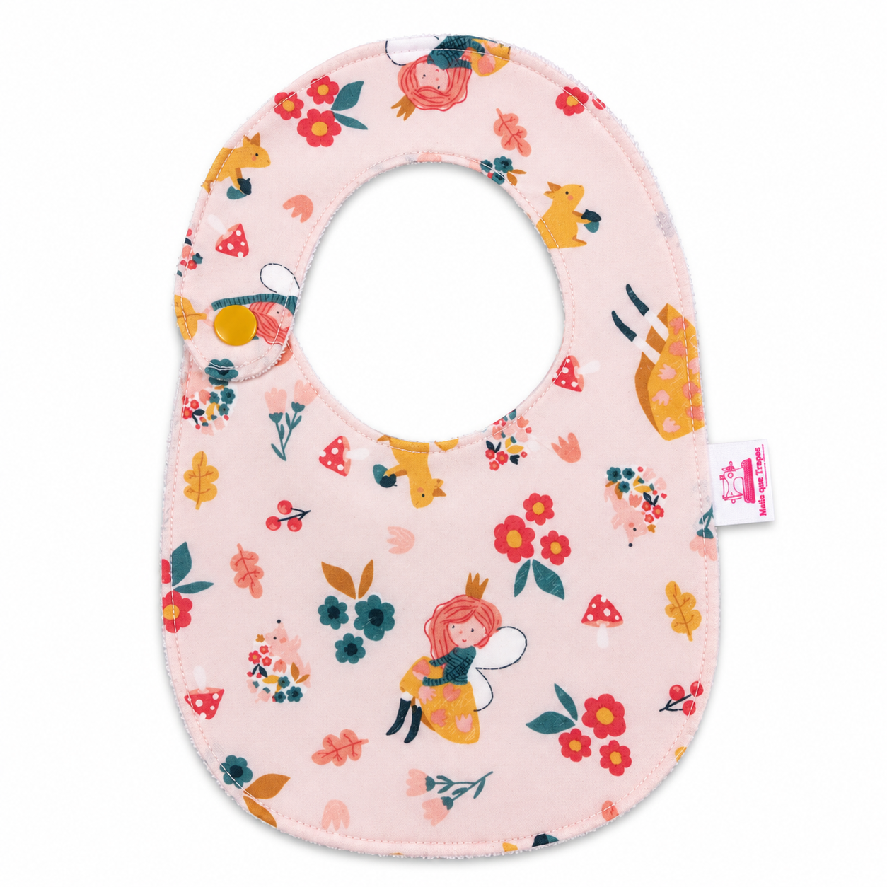 Babete rosa com estampa colorida de flores, animais e cogumelos, com botão de fecho.