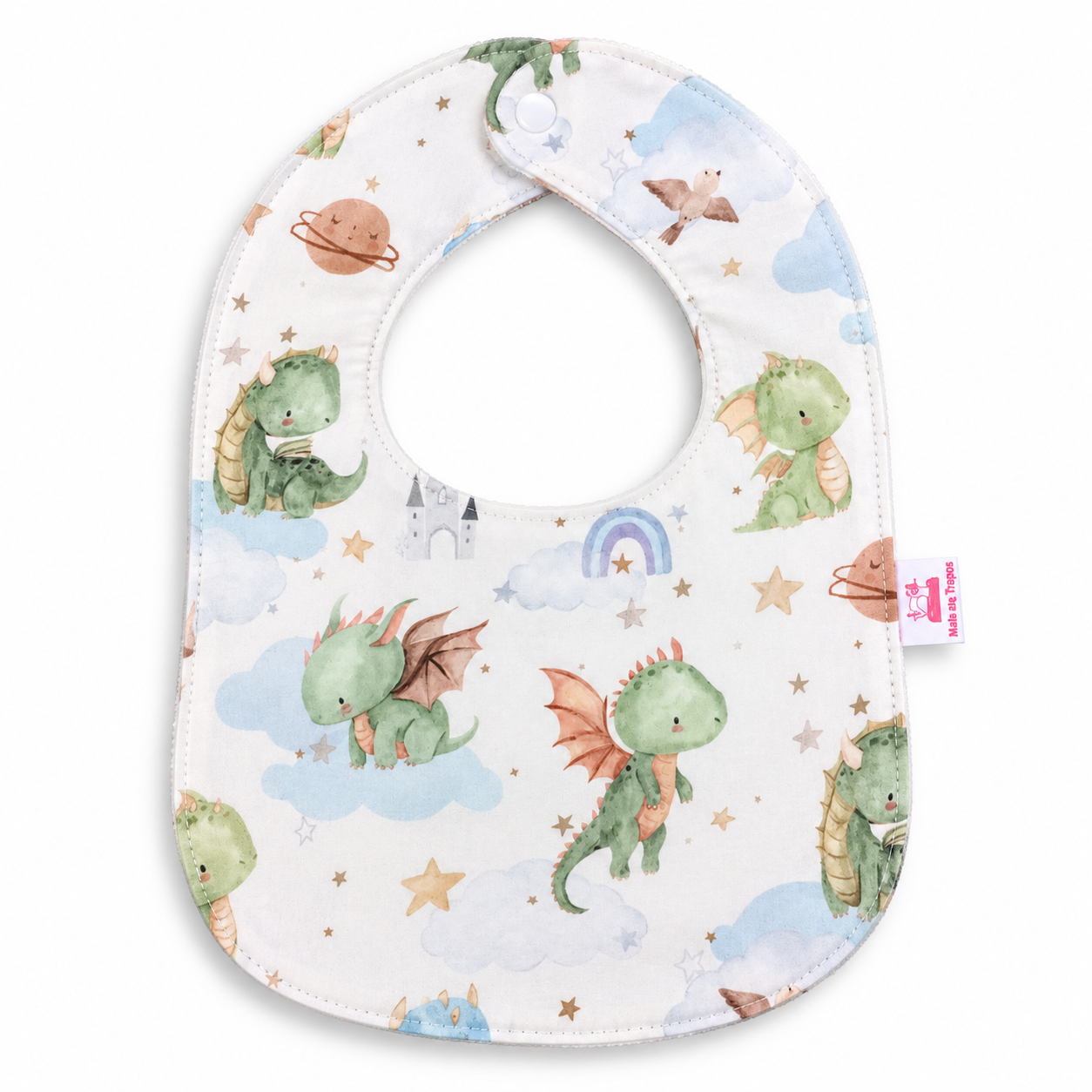 Babete infantil branco com ilustrações de dragões verdes, nuvens azuis, estrelas e arco-íris.